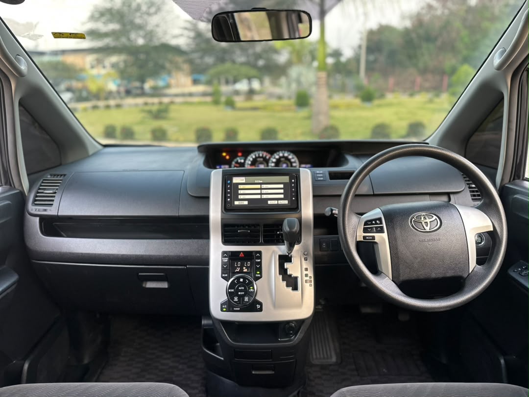 TOYOTA NOAH NEW thumbnail 4